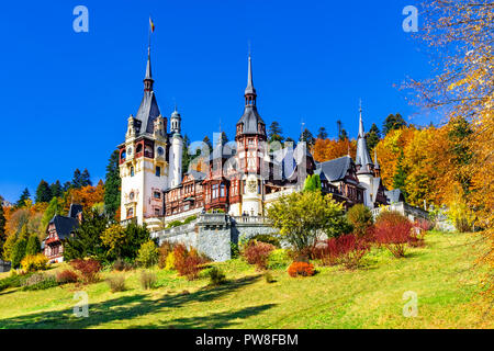 Il Castello di Peles, Sinaia, Contea di Prahova, Romania: il famoso castello rinascimentale in colori autunnali, alla base delle montagne dei Carpazi, Europa Foto Stock