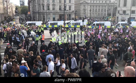Ancora una foto di una marcia silenziosa pianificata dal gruppo anti-islam 'di calcio 'ragazzi' che passa attraverso il centro di Londra, che è diventato violento dopo i tifosi spinto attraverso le scorte di polizia e sono entrato in lotta con gli ufficiali. Foto Stock