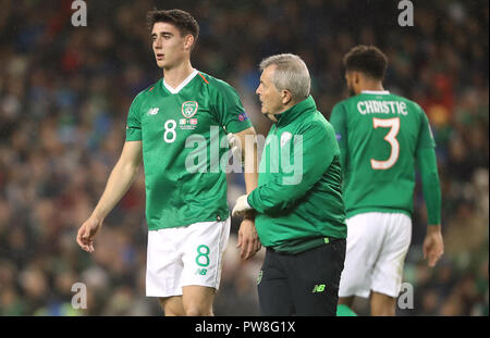 Repubblica di Irlanda è Callum O'Dowda (sinistra) passeggiate fuori ferito durante la UEFA nazioni Campionati del Gruppo B4 corrisponde all'Aviva Stadium di Dublino. Foto Stock