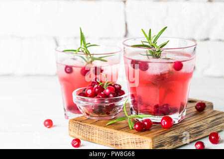 Cocktail con mirtillo palustre, la vodka, il rosmarino e il ghiaccio. Foto Stock