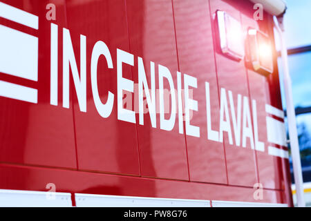 Laval, Canada: Ottobre 13, 2018: iscrizione francese sulla vettura - Incendie Laval. La vettura del canadese dei Vigili del Fuoco da Laval. Estintore Foto Stock