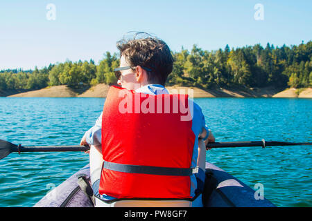 Giovane donna in kayak prendendo una pausa dal kayak adventure Foto Stock