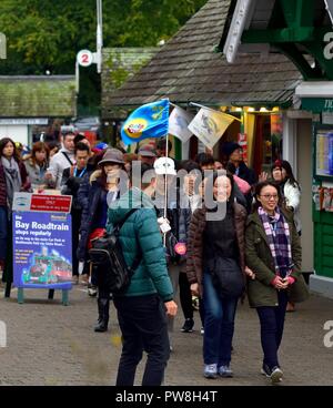 Tour di cola e turisti a piedi in Bowness on Windermere,Lake District,Cumbria,l'Inghilterra,UK Foto Stock