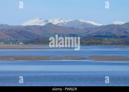 Regno Unito Duddon estuario. Vista attraverso la Duddon Estuary verso i lontani Lake District inglese da la costa del Cumbria Dunnerholme UK. Foto Stock