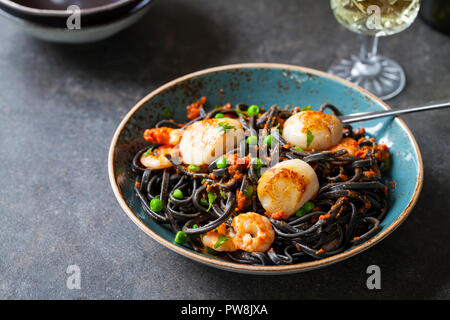 Squid ink pasta con gamberi e capesante Foto Stock