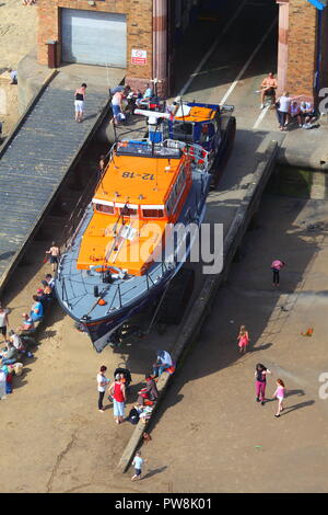 RNLB Fanny Victoria Wilkinson & Frank Stubbs RNLI 12-18 Scarborough scialuppa di salvataggio che viene sostituito da RNLB Frederick Willam Plaxton RNLI 13-15 Foto Stock