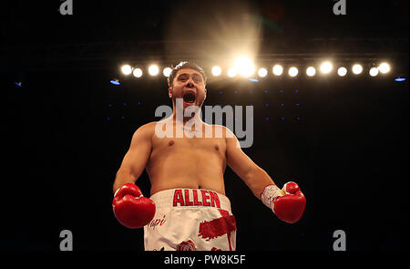 David Allen vince il concorso pesante contro Samir Nebo a Metro Radio Arena Newcastle. Foto Stock