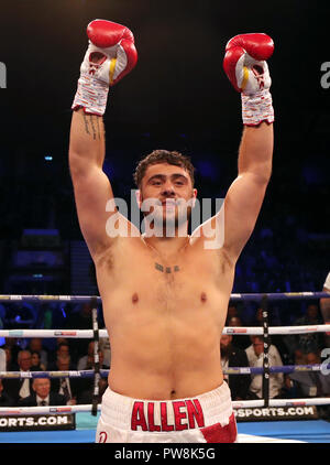 David Allen vince il concorso pesante contro Samir Nebo a Metro Radio Arena Newcastle. Foto Stock