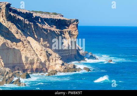 Rocce a strapiombo sul punto Labatt SA Australia solo allevamento continentale colonia di leoni marini australiani Foto Stock