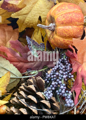 Un composito di naturale di elementi decorativi raffiguranti la stagione autunnale in orientamento verticale. Foto Stock