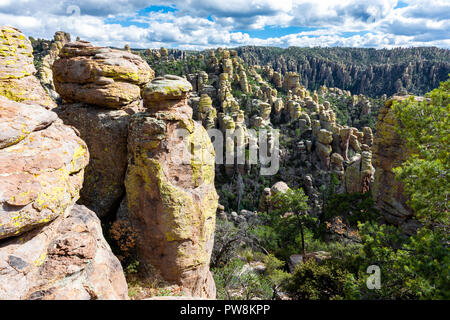 Hoodoos di rhyolite, monumento nazionale di Chiricahua, Arizona Foto Stock