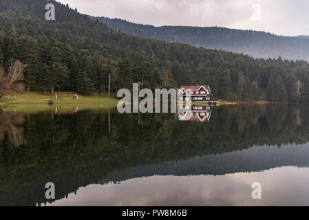 Bolu, Turchia - 24 Febbraio 2018: Lake House di Bolu lago Abant con una riflessione. Foto Stock