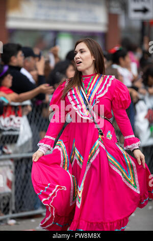 Chicago, Illinois, Stati Uniti d'America - 9 settembre 2018 la 26th Street indipendenza messicana Parade, messicano donna che indossa abiti tradizionali danze Foto Stock