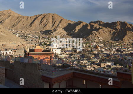 Nel tardo pomeriggio sole sopra la città di Leh, Ladakh, India Foto Stock