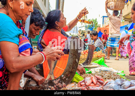 KOLKATA, India - 05 ottobre 2018: persone sconosciute la vendita del pesce in un mercato di strada su ottobre 05, 2018 in Koley area di mercato di Calcutta, Bengala Occidentale Foto Stock