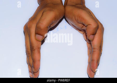 Tenere in mano gli oggetti virtuali, isolato su sfondo bianco. Stretta di mano e il braccio con il percorso di clipping. Si può utilizzare per mostrare il vostro prodotto. Isolato Foto Stock