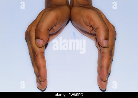 Tenere in mano gli oggetti virtuali, isolato su sfondo bianco. Stretta di mano e il braccio con il percorso di clipping. Si può utilizzare per mostrare il vostro prodotto. Isolato Foto Stock