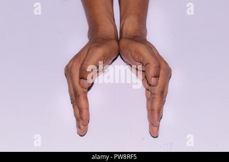 Tenere in mano gli oggetti virtuali, isolato su sfondo bianco. Stretta di mano e il braccio con il percorso di clipping. Si può utilizzare per mostrare il vostro prodotto. Isolato Foto Stock