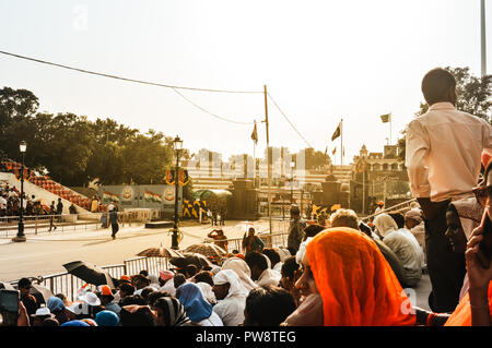 WAGHA BORDER, AMRITSAR PUNJAB, INDIA - Giugno, 2017. Le persone si sono riunite nella diminuzione delle bandiere cerimonia. La sua una quotidiana pratica militare delle forze di sicurezza Foto Stock