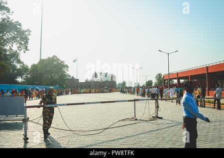 WAGHA BORDER, AMRITSAR PUNJAB, INDIA - Giugno, 2017. Persone di andare a frequentare l'abbassamento delle bandiere cerimonia. La sua quotidiana pratica militare delle forze di sicurezza Foto Stock