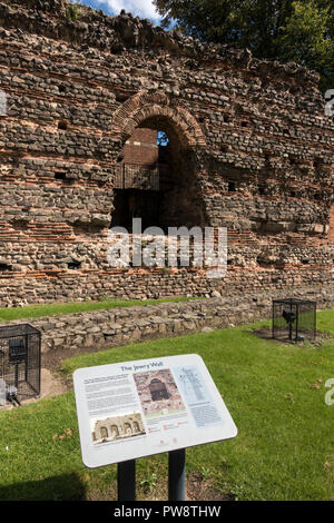 Parete in rovina delle terme di epoca romana, Jewry Wall Museum, Leicester, England, Regno Unito Foto Stock