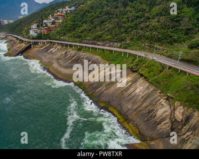 Tim Maia pista ciclabile su Niemeyer Avenue, Rio de Janeiro, Brasile, Sud America. Autostrada del mare. Splendida strada e pista ciclabile. Foto Stock