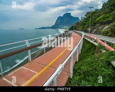 Tim Maia pista ciclabile su Niemeyer Avenue, Rio de Janeiro, Brasile, Sud America. Autostrada del mare. Splendida strada e pista ciclabile. Foto Stock