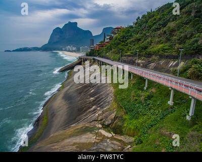 Tim Maia pista ciclabile su Niemeyer Avenue, Rio de Janeiro, Brasile, Sud America. Autostrada del mare. Splendida strada e pista ciclabile. Foto Stock