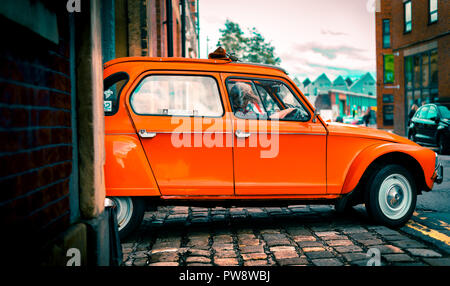 Una Citroën Dyane lascia un garage per il parcheggio comandato da una vecchia donna in Sheffield, Regno Unito Foto Stock