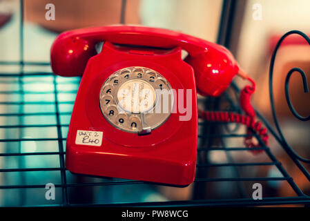 Un rosso brillante vecchio telefono per la vendita in un negozio di antiquariato in Sheffield Foto Stock