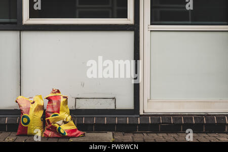 Due sacchi di cemento abbandonato su una strada a Sheffield Foto Stock