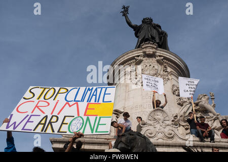 Parigi, Francia, 13 Ottobre 2018: dimostranti marzo a Place de la Republique in segno di protesta contro il cambiamento climatico e il riscaldamento globale Credito: a Vista/fotografica Alamy Live News Foto Stock