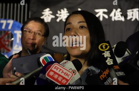 Hong Kong, Cina. Xiii oct, 2018. Lau Siu-lai, un squalificato pro candidato democratico per proveniente da-elezione indirizzo medias dopo il rally politici al di fuori del governo della RAS di Hong Kong Office.dietro di lei la bandiera cinese letture HONG KONGERS non voto. Ott-13, 2018 Hong Kong.ZUMA/Liau Chung-ren Credito: Liau Chung-ren/ZUMA filo/Alamy Live News Foto Stock