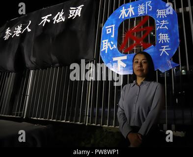 Hong Kong, Cina. Xiii oct, 2018. Squalificato pro candidato democratico per i prossimi West Kowloon per elezione, Lau Siu-lai stand prima il banner politico che legge HONG KONGERS non voto, CARRIE LAM è vergognoso e LAWLESS, STEP DOWN. Pro-campi democratica in scena un rally al di fuori del governo della RAS di Hong Kong office per mostrare il supporto per squalificato Lau. Ott-13, 2018 Hong Kong.ZUMA/Liau Chung-ren Credito: Liau Chung-ren/ZUMA filo/Alamy Live News Foto Stock