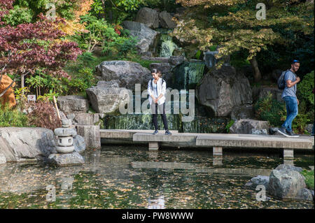 Londra, UK, 13 ottobre 2018 tiepido sabato pomeriggio di sole in Holland Park come tempesta Callum porta inondazioni in altre parti del Regno Unito. Credito: JOHNNY ARMSTEAD/Alamy Live News Foto Stock