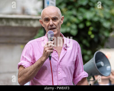 London, England, Regno Unito - 13 Ottobre 2018: I ciclisti prendere parte al 'Pedale sul Parlamento" evento organizzato da smettere di uccidere i ciclisti, incluso un funerale nazionale' e 'Die nell' alla chiamata per un maggiore investimento nella sicurezza dell'infrastruttura di ciclismo. Credito: Joe Dunckley/Alamy Live News Foto Stock