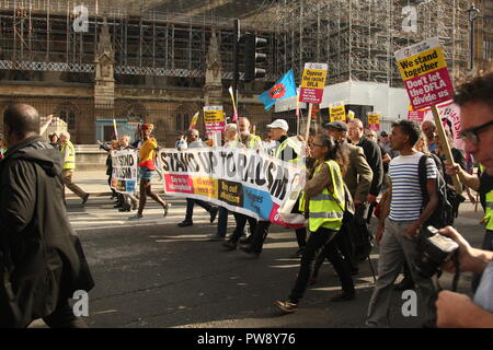 Londra, Regno Unito. 13 ottobre, 2018. Un contatore di protesta organizzata dal gruppo di campagna Stand fino al razzismo svoltasi a marzo e nel rally di Whitehall. Lo scopo della protesta era di impedire che l'estrema destra gruppo DFLA (democratica Football Lads Alliance) da marciando attraverso Whitehall e passato al Parlamento. Roland Ravenhill/Alamy Live News Foto Stock