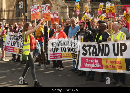 Londra, Regno Unito. 13 ottobre, 2018. Un contatore di protesta organizzata dal gruppo di campagna Stand fino al razzismo incluso a marzo e nel rally di Whitehall. Lo scopo della protesta era di impedire che l'estrema destra gruppo DFLA (democratica Football Lads Alliance) da marciando attraverso Whitehall e passato al Parlamento. Roland Ravenhill/Alamy Live News Foto Stock
