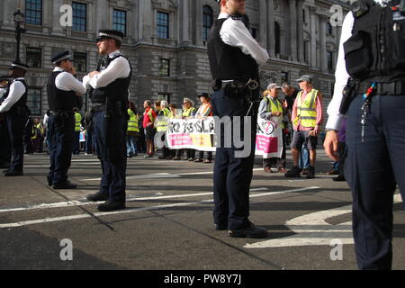 Londra, Regno Unito. 13 ottobre, 2018. Una forte presenza della polizia veglia su di un contatore di protesta a Whitehall organizzato dal gruppo della campagna Stand Up per il razzismo. Lo scopo della protesta era di impedire che l'estrema destra gruppo DFLA (democratica Football Lads Alliance) da marciando attraverso Whitehall e passato al Parlamento. Roland Ravenhill/Alamy Live News Foto Stock