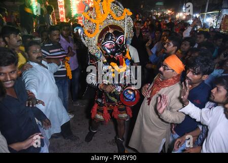 Di Allahabad, Uttar Pradesh, India. Xiii oct, 2018. Un uomo vestito come dea Indù Kali danze durante una processione religiosa per contrassegnare il festival di Dussehra in Allahabad, India, Venerdì 13 ottobre, 2018. Il festival annuale che commemora la 10-armati dea Durga il massacro di un demone re, celebrando la vittoria del bene sul male. Kali e Durga sono forme della suprema dea Indù Devi. Credito: Prabhat Kumar Verma/ZUMA filo/Alamy Live News Foto Stock