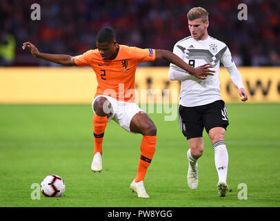 Duelli, duello Timo Werner (Germania) / r. versus Denzel Dumfries (NL) / l. GES / Calcio / Nazioni League: Paesi Bassi - Germania, 13.10.2018 Calcio: Nazioni League: Paesi Bassi vs Germania, Amsterdam, Ottobre 13, 2018 | Utilizzo di tutto il mondo Foto Stock