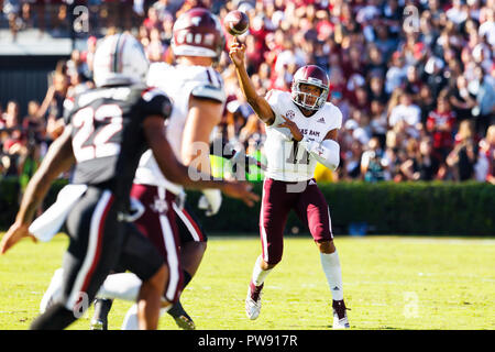 La Columbia, SC, Stati Uniti d'America. Xiii oct, 2018. Texas A&M Aggies quarterback Kellen Mond (11) genera sull'esecuzione nella NCAA match tra il Texas A&M Aggies e il South Carolina Gamecocks a Williams-Brice Stadium in Columbia, SC. (Scott Kinser/Cal Sport Media) Credito: csm/Alamy Live News Foto Stock