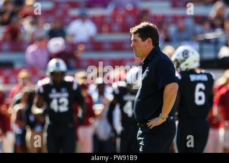 La Columbia, SC, Stati Uniti d'America. Xiii oct, 2018. South Carolina Gamecocks head coach sarà Muschamp orologi warm up prima di NCAA match tra il Texas A&M Aggies e il South Carolina Gamecocks a Williams-Brice Stadium in Columbia, SC. (Scott Kinser/Cal Sport Media) Credito: csm/Alamy Live News Foto Stock