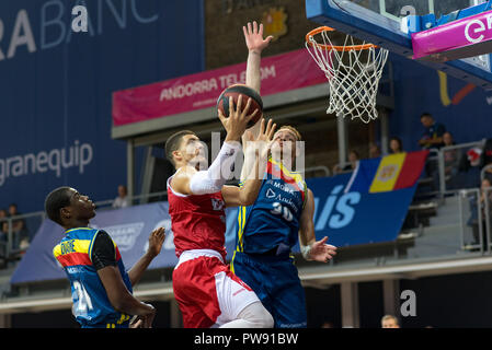 ANDORRA LA VELLA, Andorra - 13 ottobre 2018: La base francese di Mora Banc Andorra Andrew Albicy gli attacchi con la palla per Mora Banc Andorra Liga ACB ENDESA gioco tra Morabanc Andorra BC e BAXI MANRESA a Poliesportiu d' Andorra Stadium on Octubre 13, 2018 in Andorra La Vella. Credito: Martin Silva Cosentino/Alamy Live News Foto Stock