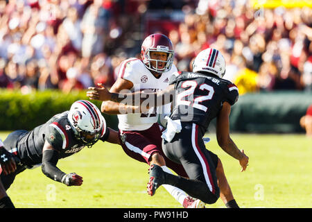 La Columbia, SC, Stati Uniti d'America. Xiii oct, 2018. Texas A&M Aggies quarterback Kellen Mond (11) viene eseguito per la prima nel primo trimestre del NCAA match tra il Texas A&M Aggies e il South Carolina Gamecocks a Williams-Brice Stadium in Columbia, SC. (Scott Kinser/Cal Sport Media) Credito: csm/Alamy Live News Foto Stock