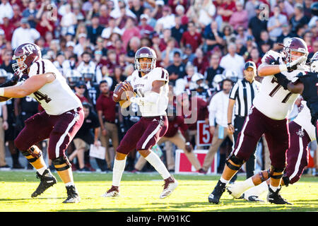 La Columbia, SC, Stati Uniti d'America. Xiii oct, 2018. Texas A&M Aggies quarterback Kellen Mond (11) genera nel secondo trimestre del NCAA match tra il Texas A&M Aggies e il South Carolina Gamecocks a Williams-Brice Stadium in Columbia, SC. (Scott Kinser/Cal Sport Media) Credito: csm/Alamy Live News Foto Stock