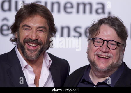 Lione, Francia. Xiii oct, 2018. Attore JAVIER BARDEM e il regista Guillermo Del Toro durante il rad arrivi di tappeti per la cerimonia di apertura del decimo Festival annuale Lumiere, tenutosi presso il municipio di Tony Garnier. Il Festival Lumiere è un film festival che si tiene ogni ottobre, chiamato in onore dei fratelli Lumiere, chi ha inventato la cinematografia in 1890. Credito: James Colburn/ZUMA filo/Alamy Live News Foto Stock