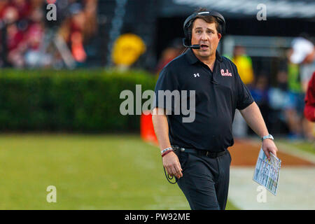 La Columbia, SC, Stati Uniti d'America. Xiii oct, 2018. South Carolina Gamecocks head coach sarà Muschamp nel quarto trimestre del NCAA match tra il Texas A&M Aggies e il South Carolina Gamecocks a Williams-Brice Stadium in Columbia, SC. (Scott Kinser/Cal Sport Media) Credito: csm/Alamy Live News Foto Stock