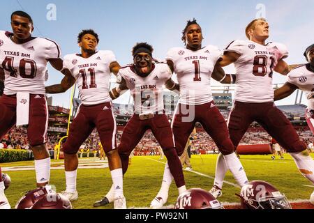 La Columbia, SC, Stati Uniti d'America. Xiii oct, 2018. Texas A&M Aggies running back Trayveon Williams (5) festeggia con la sua squadra dopo aver vinto il NCAA match tra il Texas A&M Aggies e il South Carolina Gamecocks a Williams-Brice Stadium in Columbia, SC. (Scott Kinser/Cal Sport Media) Credito: csm/Alamy Live News Foto Stock