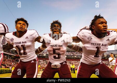 La Columbia, SC, Stati Uniti d'America. Xiii oct, 2018. Texas A&M Aggies running back Trayveon Williams (5) festeggia con la sua squadra dopo aver vinto il NCAA match tra il Texas A&M Aggies e il South Carolina Gamecocks a Williams-Brice Stadium in Columbia, SC. (Scott Kinser/Cal Sport Media) Credito: csm/Alamy Live News Foto Stock